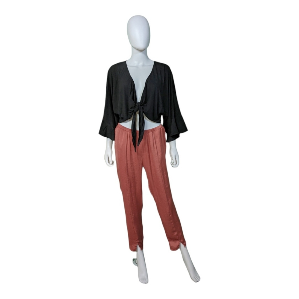 Olivaceous Crop  Knot-Front Crop Top Black L